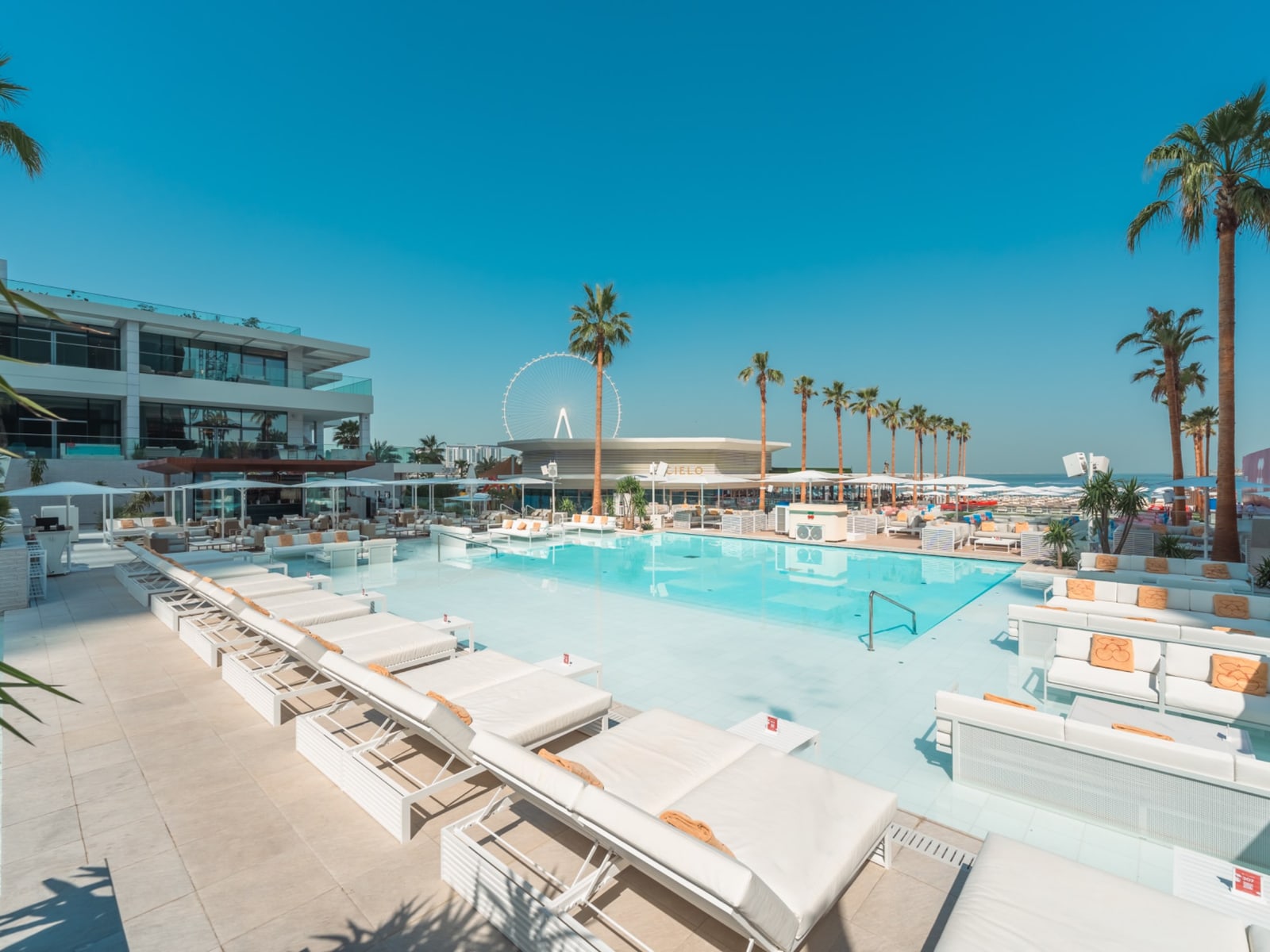 FIVE LUXE — image 2