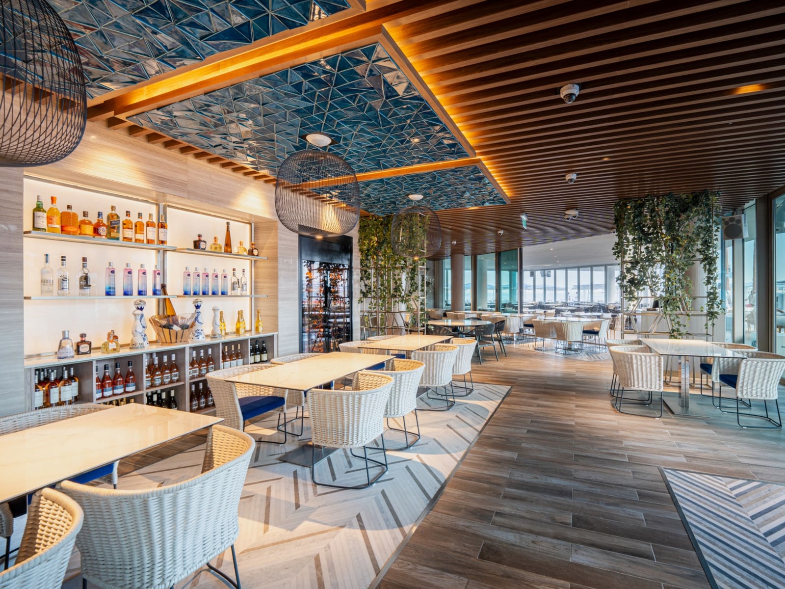 FIVE LUXE — image 4